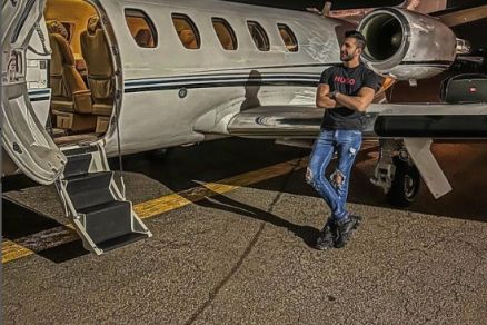 O influenciador Rafic Yassin, posando ao lado de um jatinho 