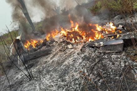 Aeronave pegou fogo aps queda, ocorrida na manh desta quinta
