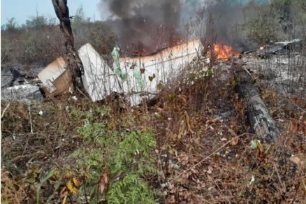 Destroos do avio que caiu ontem na regio Norte de Mato Grosso