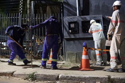 Os fiscais fazendo a vistoria na ligao de energia do restaurante
