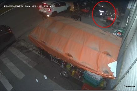 Caso ocorreu em um lanchonete no bairro Duque de Caxias e foi registrado por uma cmera de segurana