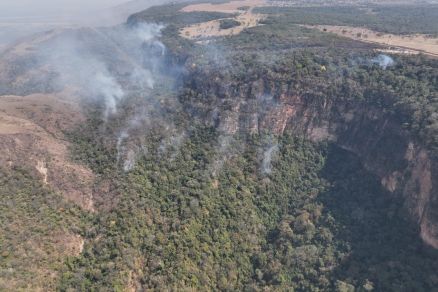 Fogo chega perto dos pared�es da Chapada