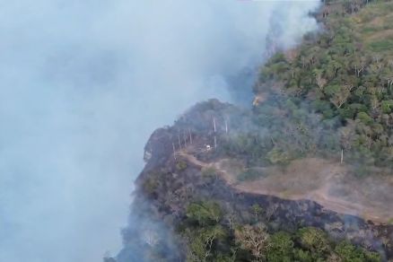 Fogo na encosta em um paredo de Chapada dos Guimares