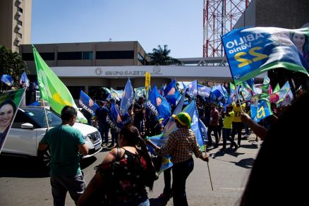 Apoiadores se aglomeram na frente de TV para primeiro debate