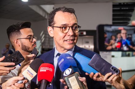 O candidato a prefeito L�dio Cabral defendeu que a prefeitura adote uma rede conveniada