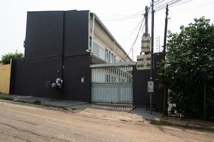 Fachada do conjunto de quitinetes onde funciona a empresa investigada