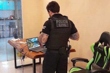 Policial civil durante cumprimento de mandado de busca em nova opera��o