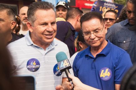 O governador Mauro Mendes e o candidato a prefeito de Cuiab Eduardo Botelho em arrasto no Pedra 90 