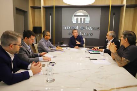 Conselheiro-presidente, Srgio Ricardo, em reunio com representantes do Sindicato dos Profissionais da rea Instrumental do Governo
