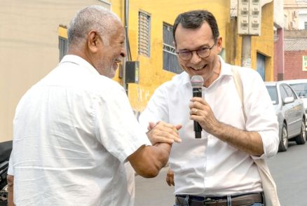 O candidato L�dio Cabral cumprimentando eleitor