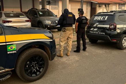 Policiais da Ficco-MT em frente ao endereo de um dos alvos