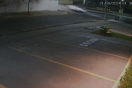 O ve�culo em alta velocidade ficou destru�do ap�s a batida