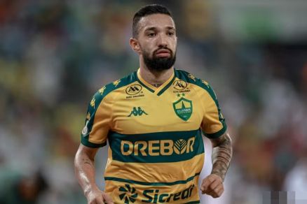 O meia Clayson, que foi titular na partida desta segunda-feira