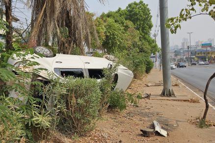 Carro ficou destrudo aps capotamento, que ocorreu na Avenida Miguel Sutil
