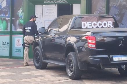 Policial da Deccor em frente ao Departamento de gua e Esgoto de Vrzea Grande