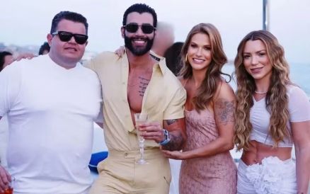 Dono e co-ceo da VaideBet, Andr e Aislla Rocha, ao lado do casal Gusttavo Lima e Andressa Sute em festa na Grcia