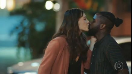 Selminha Veneno (Bia Reis) e Babbo (Alan Oliveira) em 'Fam�lia � Tudo'