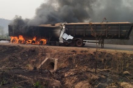 Caminho pega fogo aps coliso na BR-163