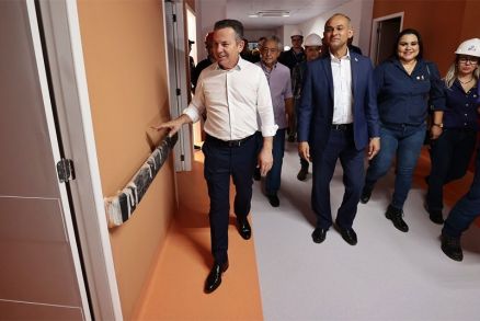 Governador Mauro Mendes durante visita a obra