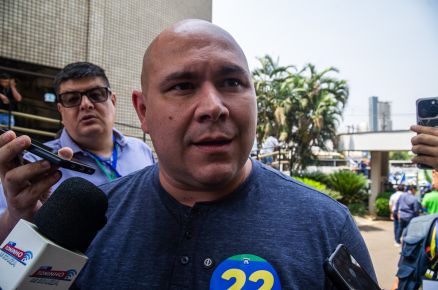 O candidato a prefeito de Cuiab Ablio Brunini disse que o adversrio Ldio Cabral tenta afastar sua imagem do PT 