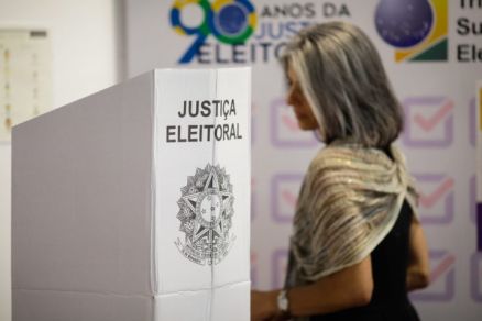 Eleitora entra em cabine para votar na eleio de 2022