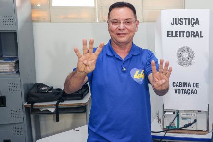 O candidato Eduardo Botelho, que votou em escola na Morada do Ouro