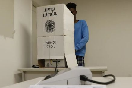 Eleitor na cabine de votao para escolher seu candidato