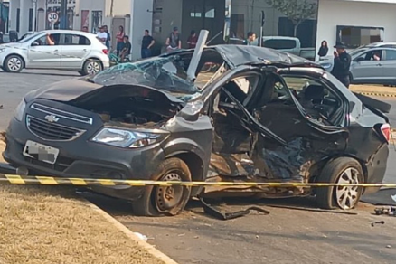 A colis�o fez o Prisma capotar e derrubar dois postes; tr�s v�timas foram hospitalizadas 