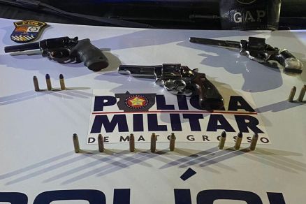 Armas apreendias com os criminosos 
