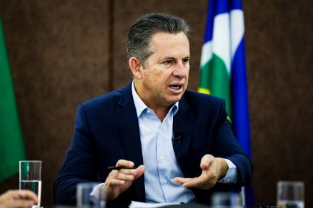 O governador Mauro Mendes durante posse do novo desembargador do TJMT