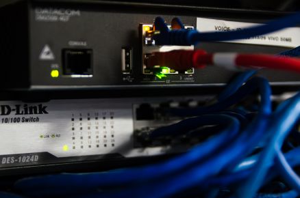 Cabos de internet e um switch 