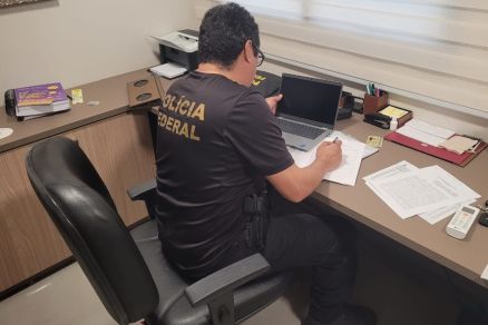 Policial Federal durante investigao em Cuiab 
