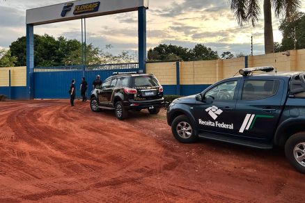 Policiais federais em frente � empresa Florais Transportes