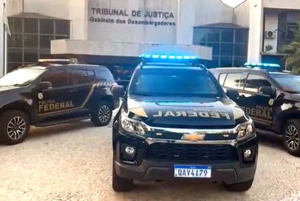 Viaturas da PF em frente ao Tribunal de Justia de MS: operao mira advogados e empresrios