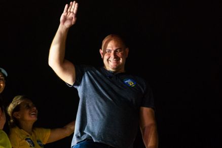 O prefeito eleito Ablio Brunini subiu em um trio eltrico para discursar