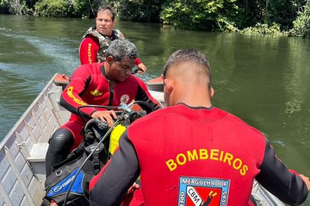 Equipe do Corpo de Bombeiros durante resgate; v�tima n�o tinha identidade 