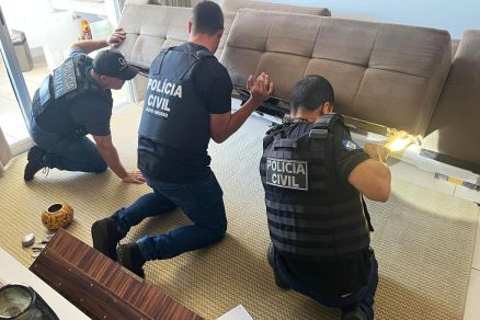Policiais civis durante cumprimento de busca e apreenso na residncia de um dos alvos
