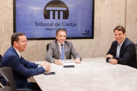 Conselheiro-presidente do TCE-MT, Srgio Ricardo, em reunio com os presidentes do MMTC, Gustavo de Oliveira, e da FIEMT, Silvio Rangel.