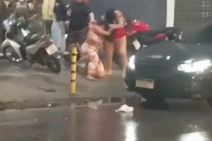As duas mulheres, filmadas brigando na rua, em Cuiab