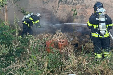 Corpo de Bombeiros em combate a incndio 