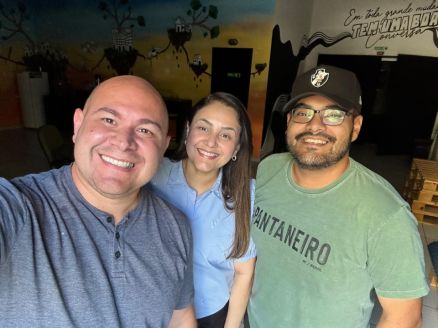 O prefeito eleito de Cuiab, Abilio Brunini, e os jornalistas Ana Karla e Max Aguiar