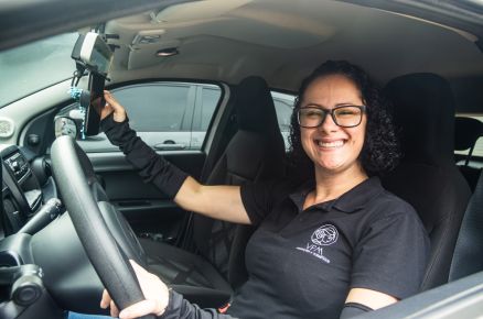 A motorista Valqu�ria Pinheiro Miranda em seu carro