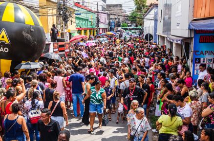 Consumidores na regio da Rua 13 de Junho, no Centro de Cuiab