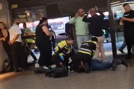 Uma das vtimas  socorrida por funcionrios do Aeroporto de Guarulhos