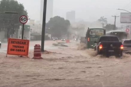 Alagamento em Cuiab em dia de chuva forte