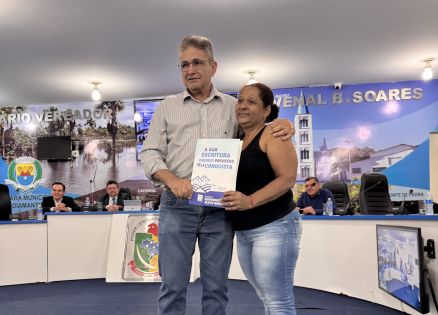 Moradora recebe ttulo definitivo aps 36 anos de espera 