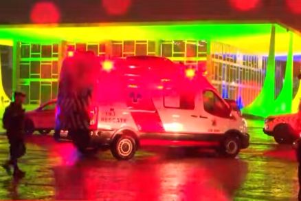 Ambulncia nas proximidades de onde ocorreram as exploses