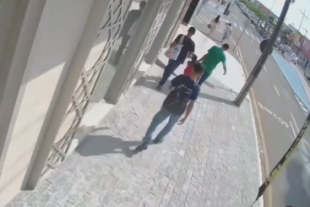 Os trs criminosos que invadiram a joalheria em Juara, saindo com bolsas contendo mercadorias roubadas