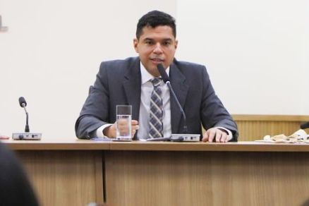 O promotor de Justia Rinaldo Segundo, conduzir debate