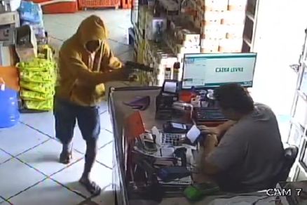 Momento em que ladr�o anuncia assalto em um mercado do Bairro Coophamil, em Cuiab�